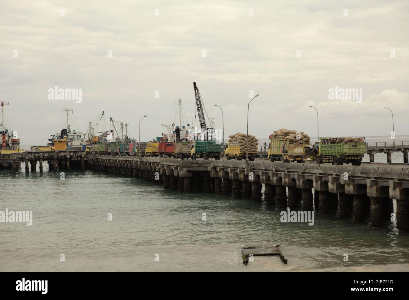 Camions de fret attendant en ligne sur le quai pour déposer des marchandises au port de Waikelo à Tambolaka, Southwest Sumba, East Nusa Tenggara, Indonésie. Banque D'Images