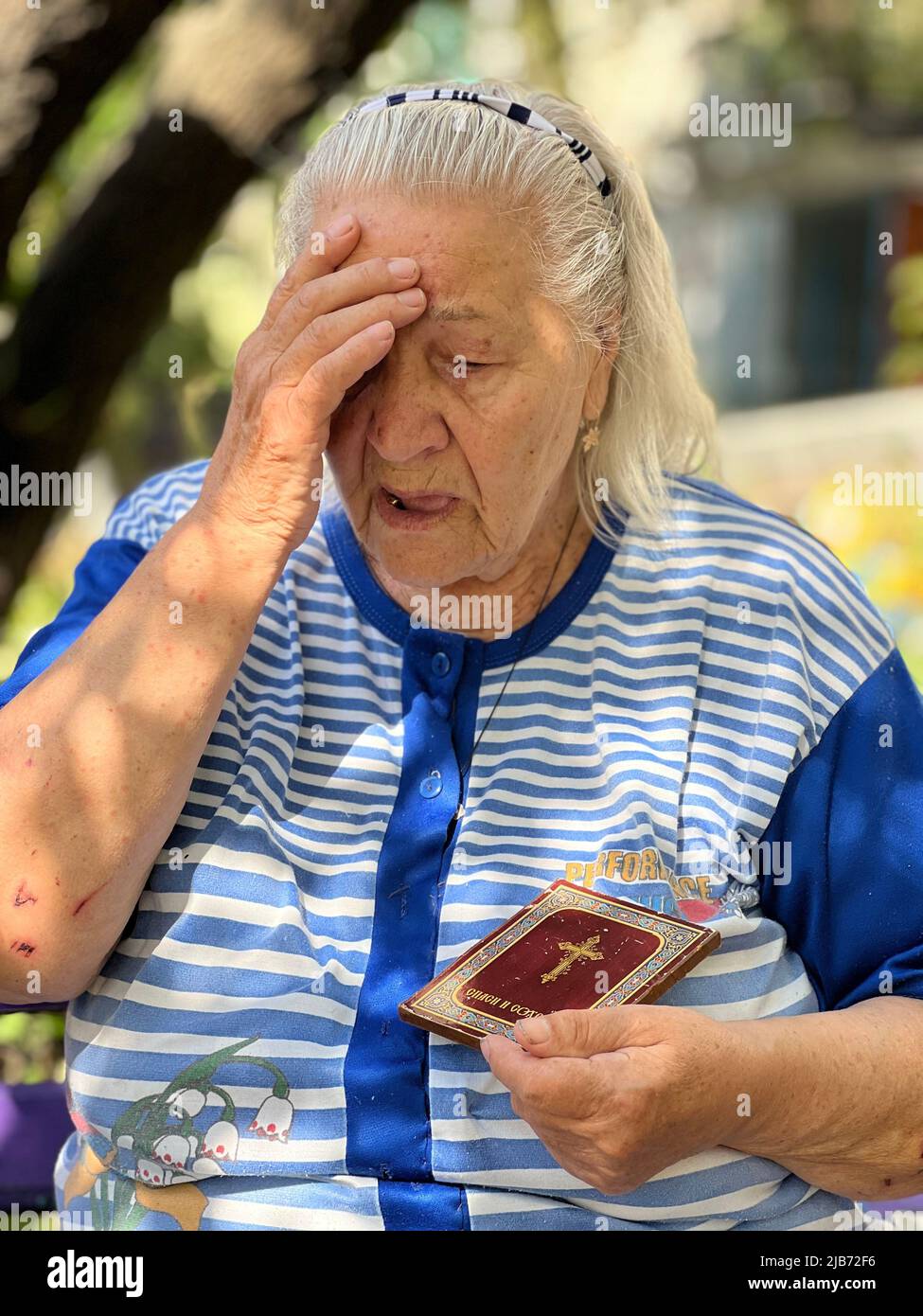 Des femmes âgées de la ville de Sloviansk, oblast de Donetsk, dans l'est de l'Ukraine, qui a perdu sa maison pendant l'invasion russe, vivent dans des ruines de Banque D'Images