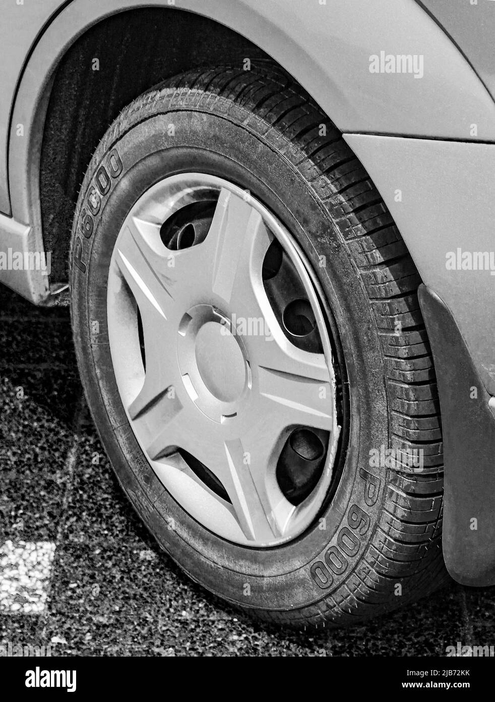 Roues et jantes d'une voiture sportive en gris ou argent sur l'autoroute speedway en Basse-Saxe Allemagne. Banque D'Images