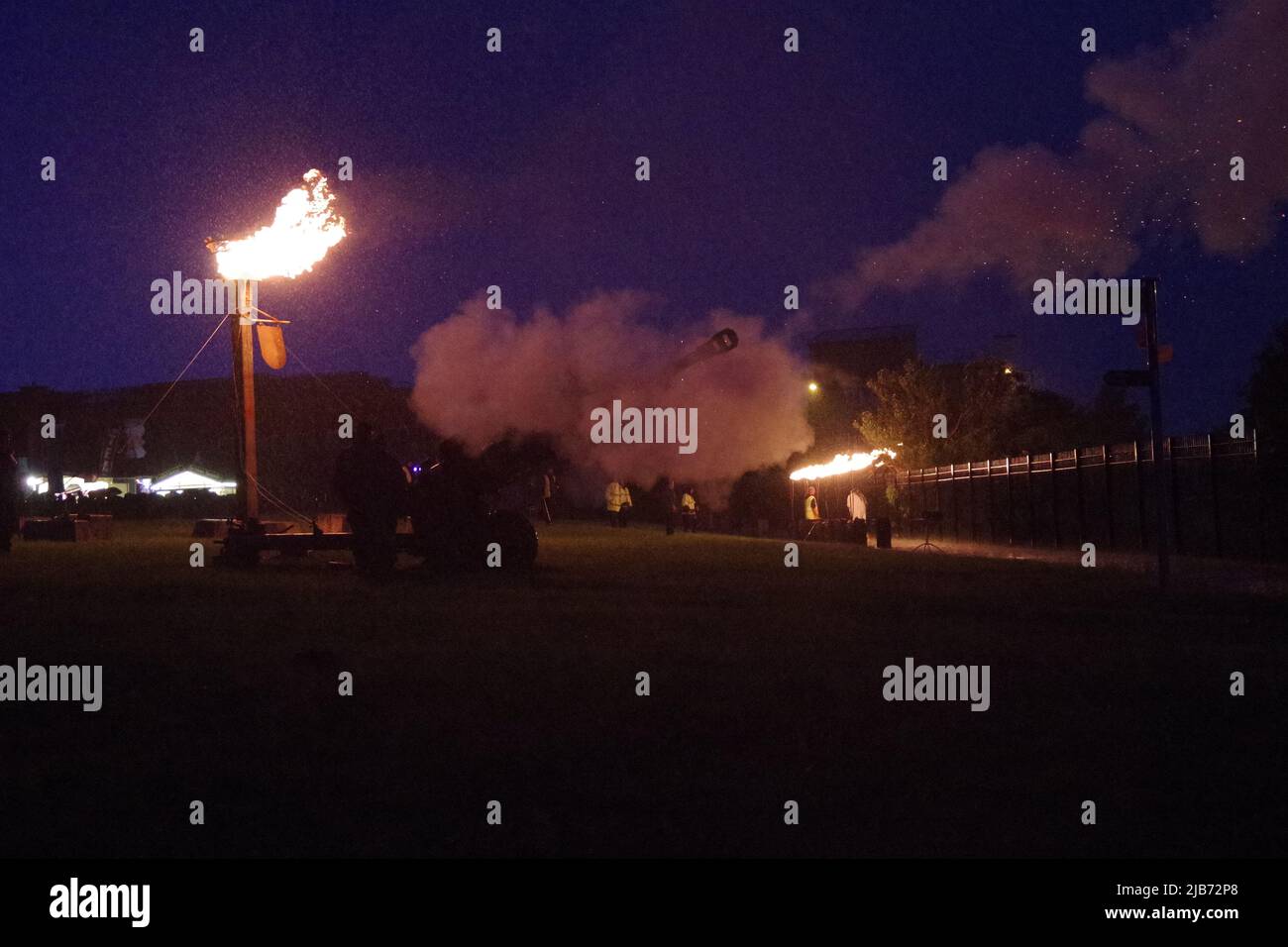 Wallsend, Angleterre, le 2 juin 2022. L’Artillerie royale du 101st Régiment tire une arme de 105mm pour annoncer la fin des actes officiels lors de l’événement du Jubilé de platine de la Reine au fort romain de Segedunum. Crédit : Colin Edwards Banque D'Images