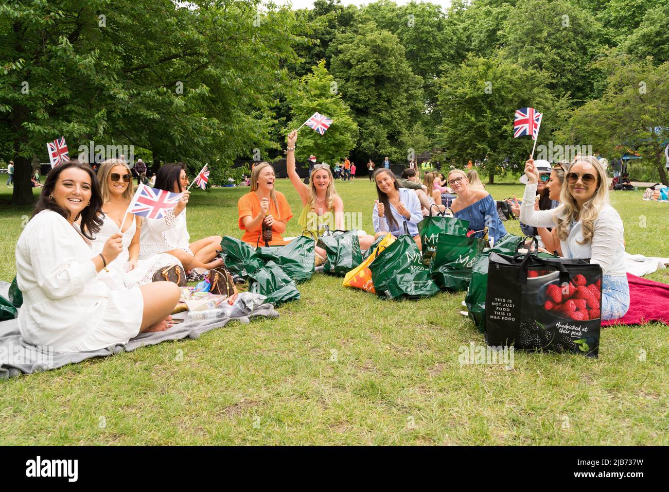 Londres, Royaume-Uni, 3rd juin 2022. Rassemblement de la foule le jour 2 de la célébration du jubilé de platine. Crédit : glosszoom/Alamy Live News Banque D'Images