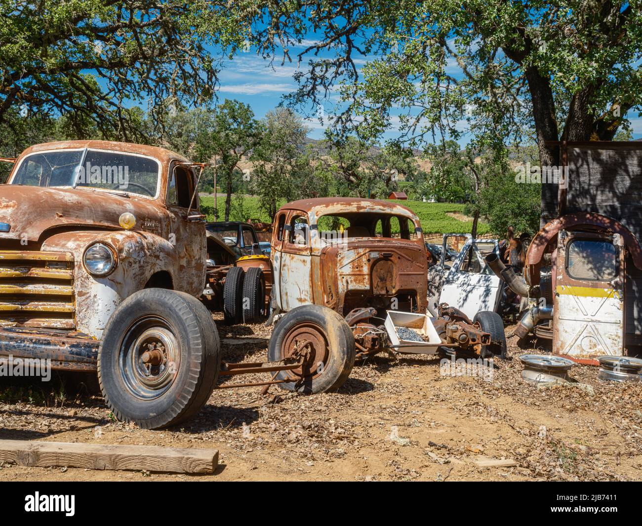 Une vieille belle voiture en ruine Auto Junkyard dans la vallée de Pope, en Californie. Banque D'Images