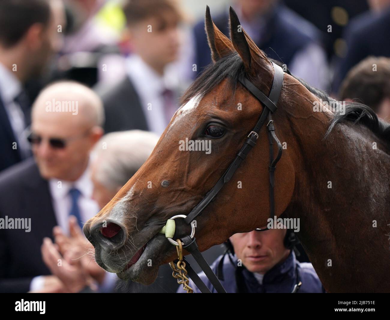 Mardi réagit après avoir remporté le Cazoo Oaks lors de la Ladies Day, lors du Cazoo Derby Festival 2022 à Epsom Racecourse, Surrey. Date de la photo: Vendredi 3 juin 2022. Banque D'Images