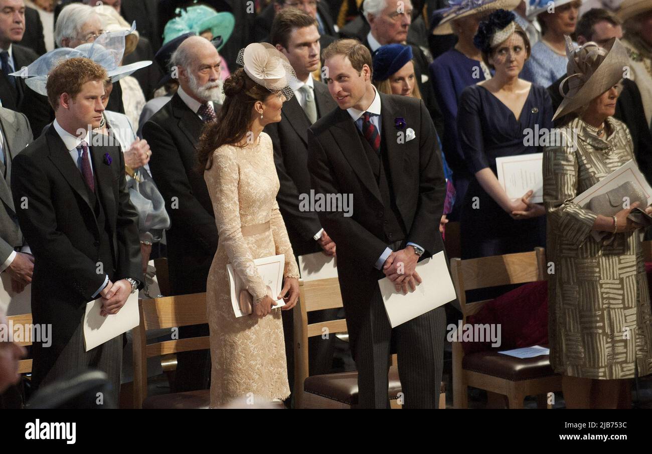 Photo du dossier datée du 05/06/2012 de (à partir de la gauche) le duc de Sussex, la duchesse de Cambridge, le duc de Cambridge, la duchesse de Cornouailles, assistent à un service d'action de grâces pour célébrer le Jubilé de diamant de la Reine à la cathédrale Saint-Paul, à Londres. Le duc et la duchesse de Sussex sont retournés au pli royal pour les célébrations du Jubilé de la Reine - mais leurs sièges relégués ont été un signe révélateur de leur changement de statut. Date de publication : vendredi 3 juin 2022. Banque D'Images