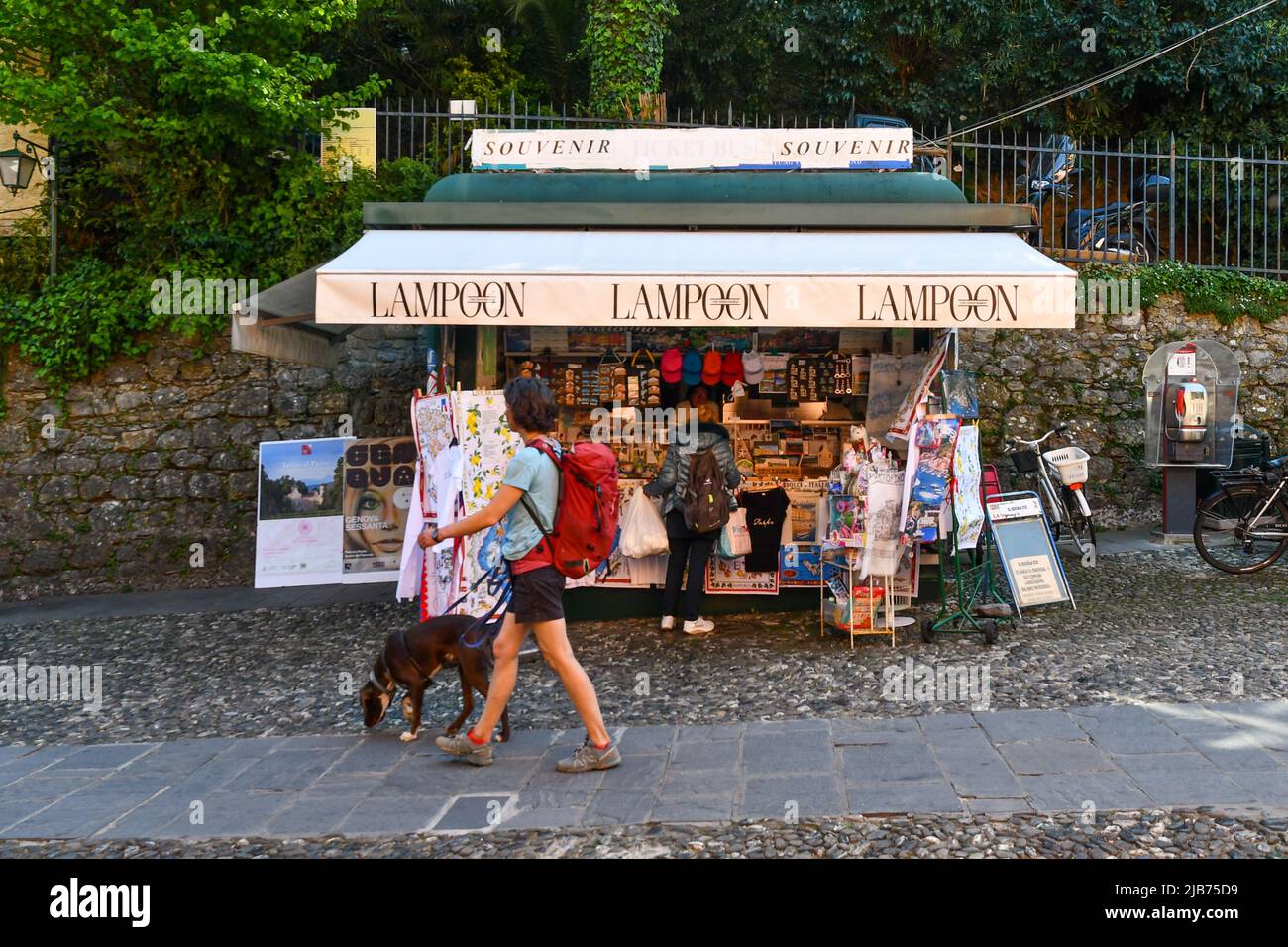 Un kiosque à journaux qui vend également des souvenirs pour les touristes dans une rue pavée typique du vieux village de pêcheurs, Portofino, Gênes, Ligurie, Italie Banque D'Images