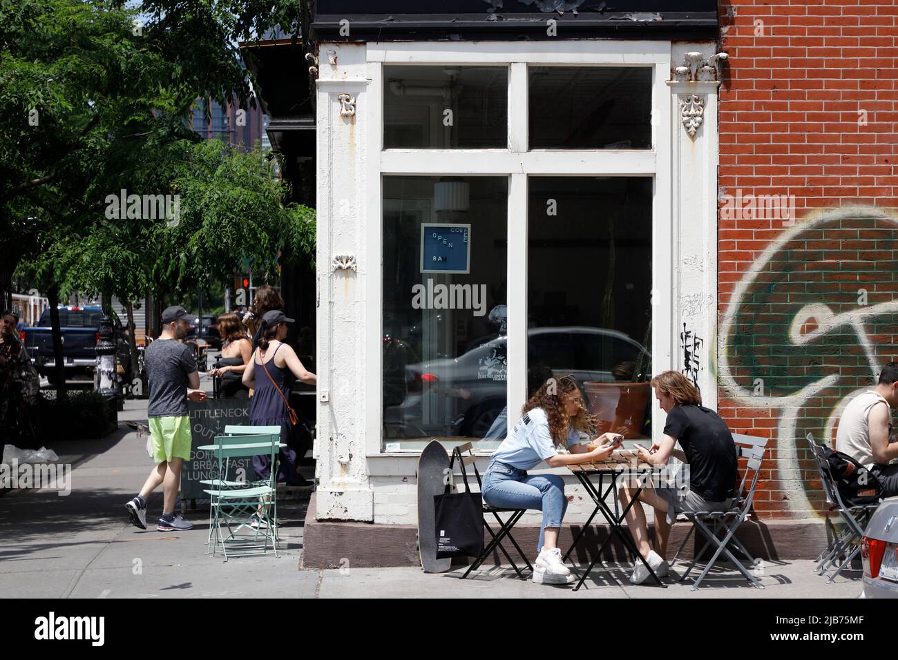 Un café-terrasse à Greenpoint, Brooklyn.New York City.USA Banque D'Images
