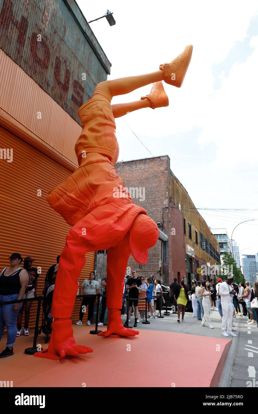 Les visiteurs attendent en file d'attente pour se rendre à l'exposition Louis Vuitton et Nike Air Force 1 de Virgile Abloh à l'entrepôt du terminal de Greenpoint à Greenpoint. Brooklyn.New York City.USA Banque D'Images