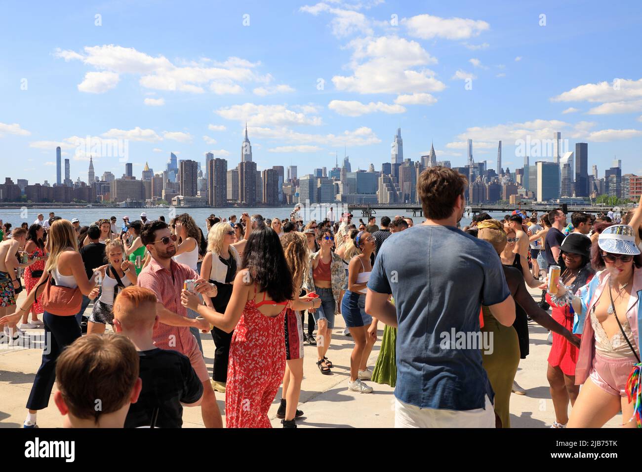 Les gens dansent au Hot Honey Sundays, fête de danse en plein air au Greenpoint terminal Market, avec East River et Manhattan Skyline en arrière-plan.Greenpoint.Brooklyn.New York City.USA Banque D'Images