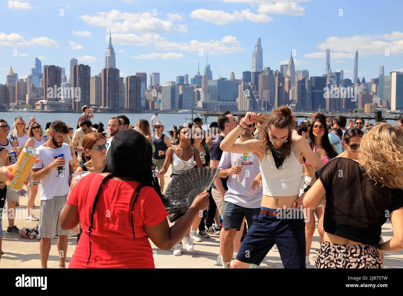Les gens dansent au Hot Honey Sundays, fête de danse en plein air au Greenpoint terminal Market, avec East River et Manhattan Skyline en arrière-plan.Greenpoint.Brooklyn.New York City.USA Banque D'Images