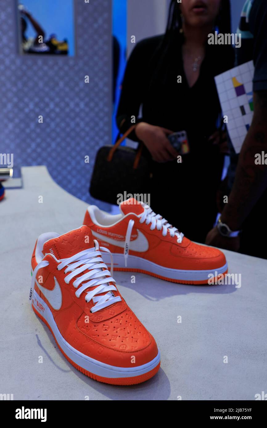 Les sneakers Louis Vuitton et Nike 'Air Force 1' conçues par Virgile Abloh sont exposées dans le spectacle rétrospectif au Greenpoint terminal Warehouse.Brooklyn.New York City.USA Banque D'Images