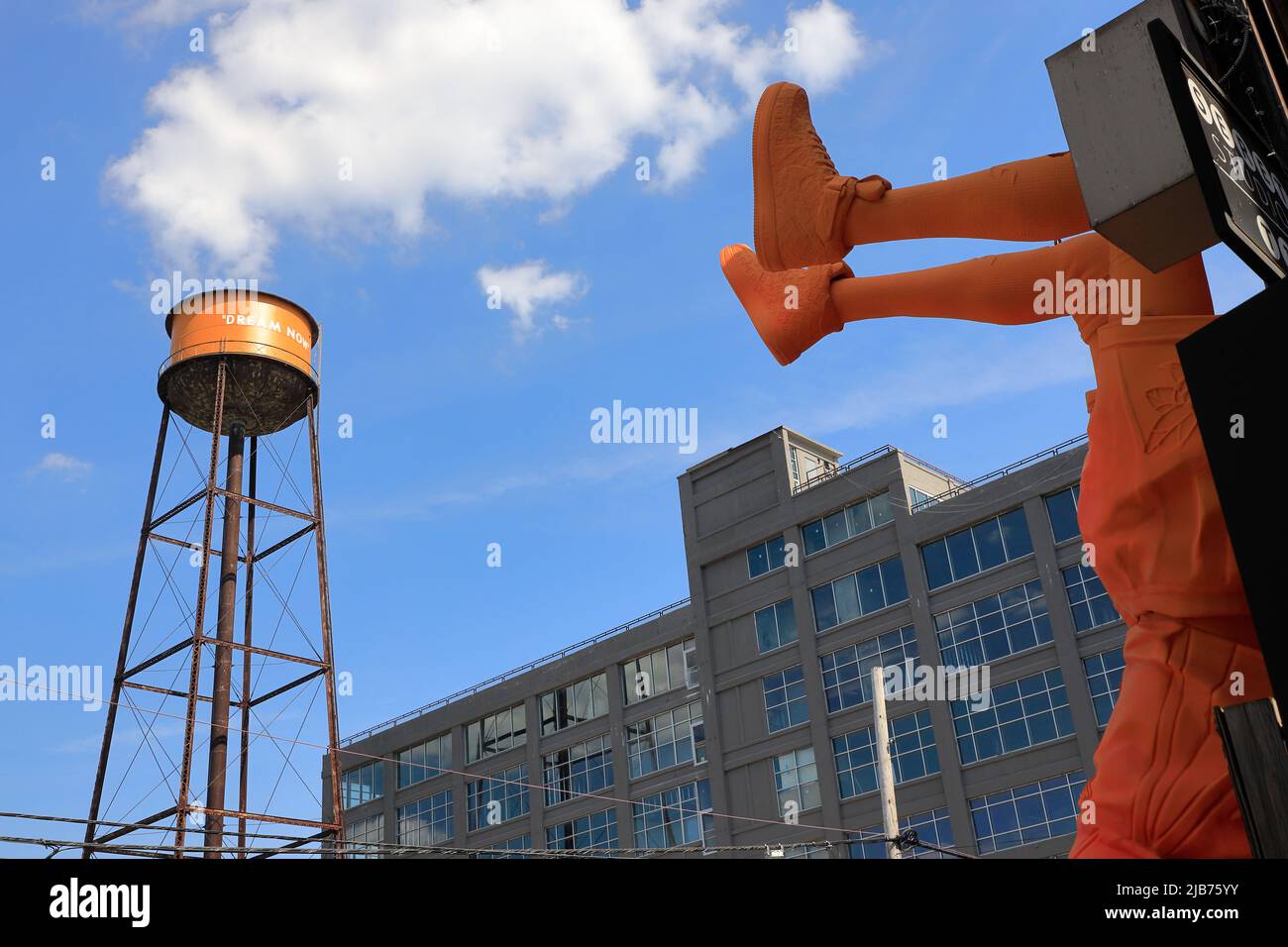 La statue et la tour d'eau décorée à Greenpoint terminal Warehouse pour l'exposition Louis Vuitton et Nike Air Force 1 de Virgile Abloh. Greenpoint.Brooklyn.New York City.USA Banque D'Images
