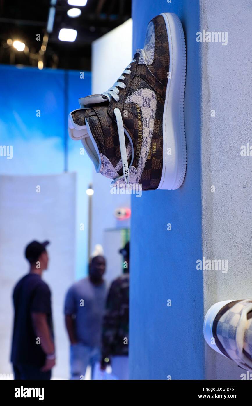 Les sneakers Louis Vuitton et Nike 'Air Force 1' conçues par Virgile Abloh sont exposées dans le spectacle rétrospectif au Greenpoint terminal Warehouse.Brooklyn.New York City.USA Banque D'Images