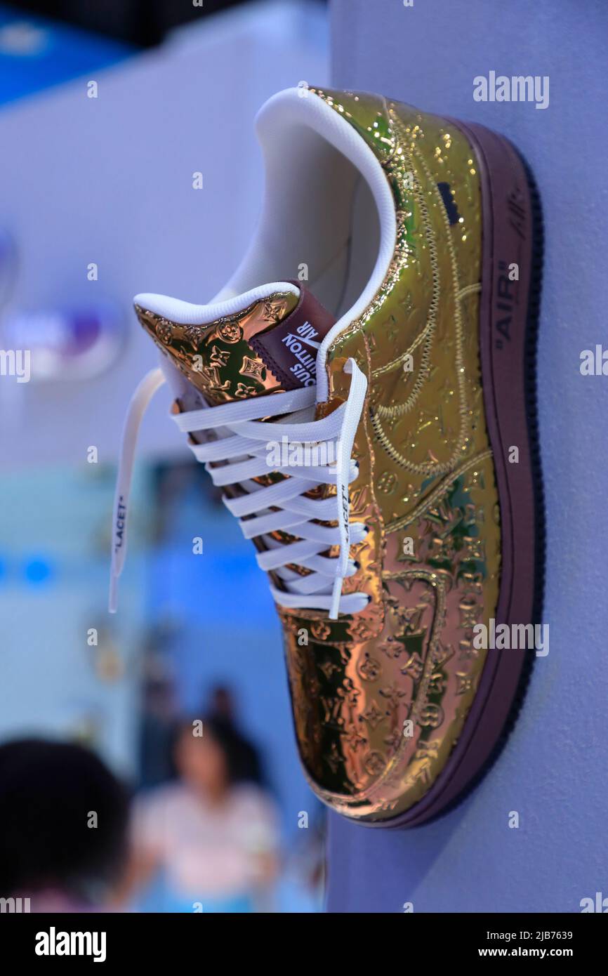La sneaker Louis Vuitton et Nike 'Air Force 1' conçue par Virgile Abloh dans le spectacle rétrospectif au Greenpoint terminal Warehouse.Brooklyn.New York City.USA Banque D'Images