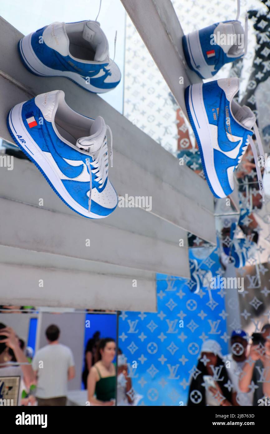 Les sneakers Louis Vuitton et Nike 'Air Force 1' conçues par Virgile Abloh sont exposées dans le spectacle rétrospectif au Greenpoint terminal Warehouse.Brooklyn.New York City.USA Banque D'Images