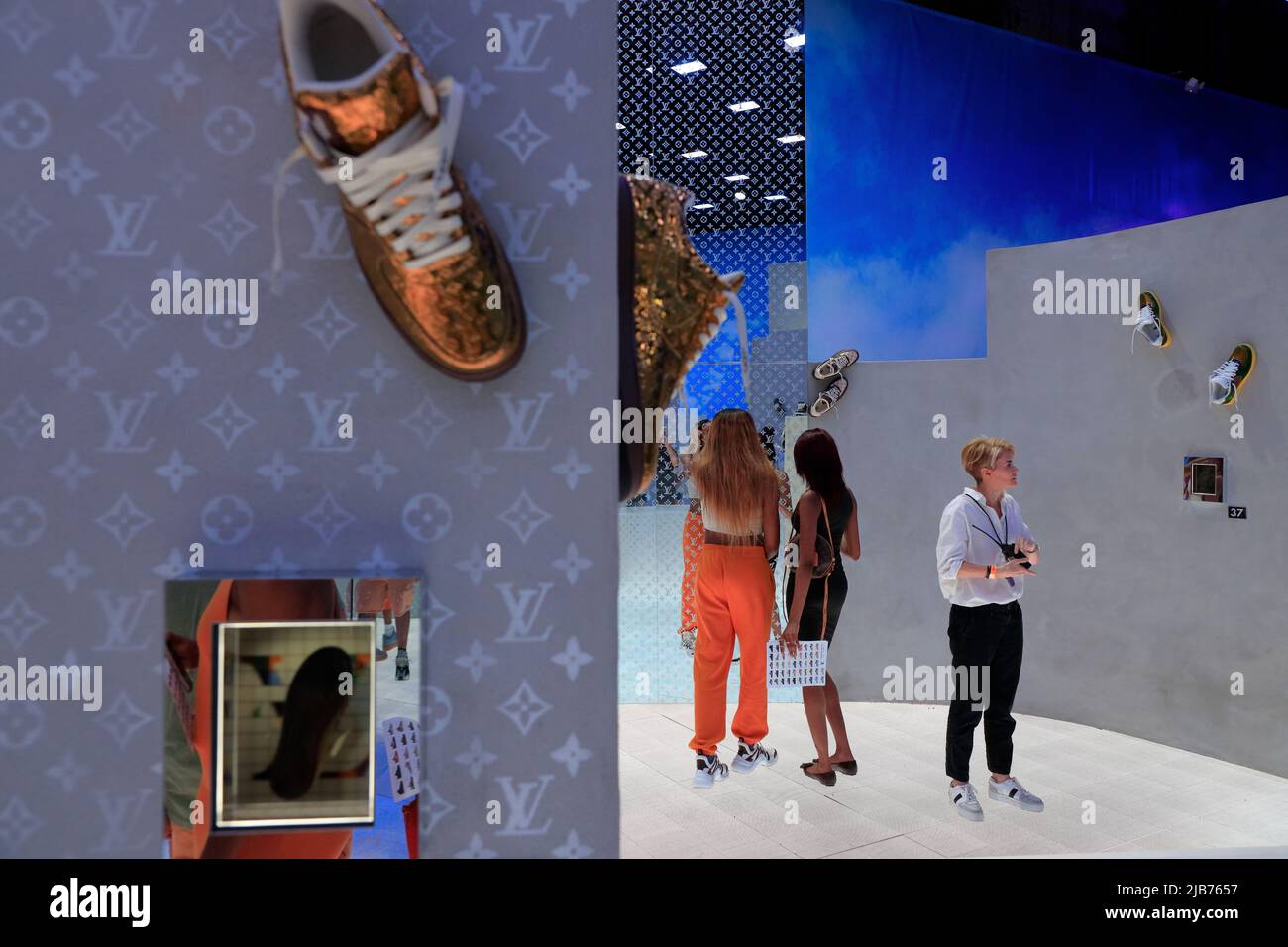 Les sneakers Louis Vuitton et Nike 'Air Force 1' conçues par Virgile Abloh sont exposées dans le spectacle rétrospectif au Greenpoint terminal Warehouse.Brooklyn.New York City.USA Banque D'Images