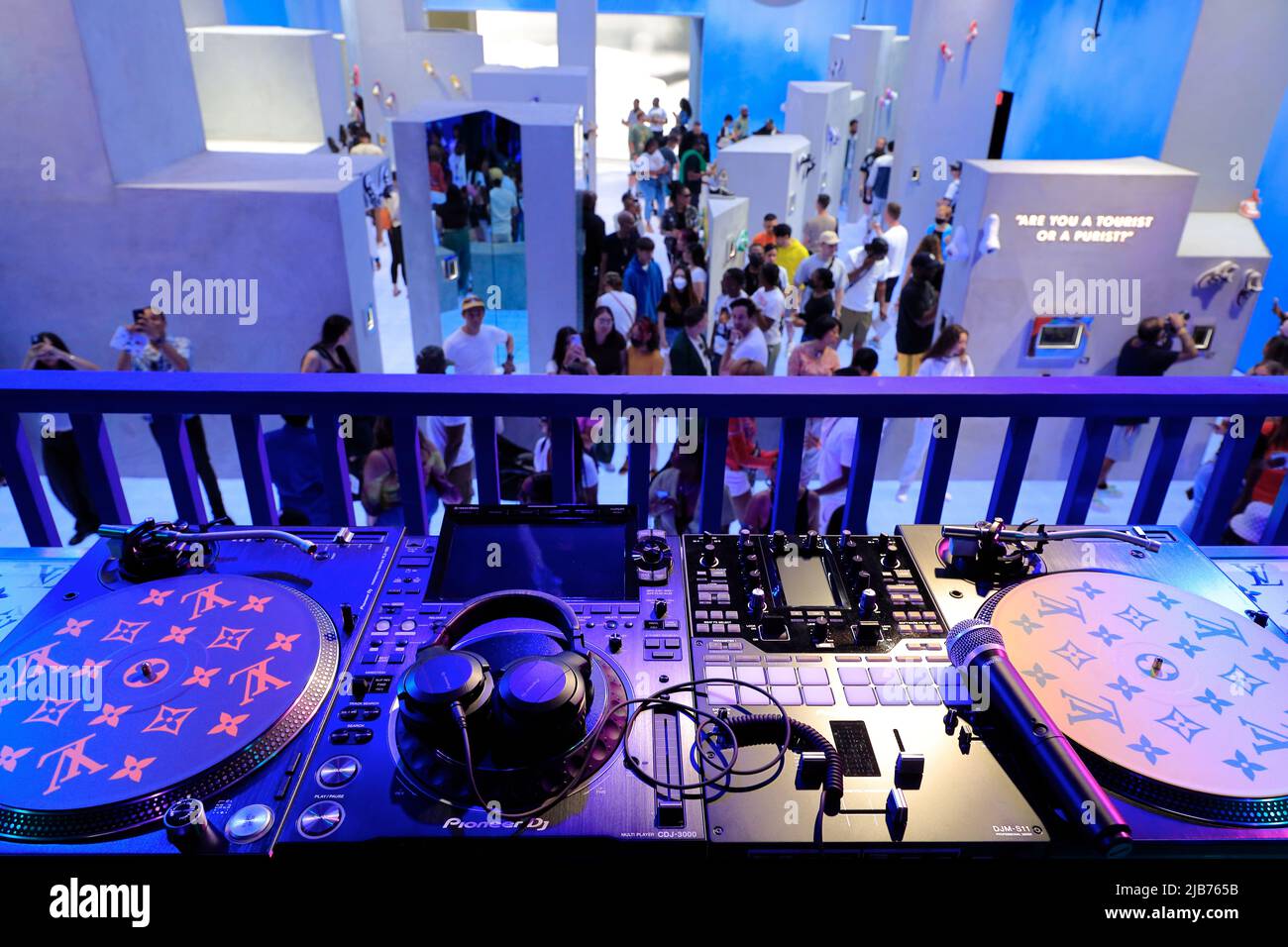 DJ Booth en rétrospective des sneakers Louis Vuitton et Nike Air Force1 conçues par Virgile Abloh dans Greenpoint terminal Warehouse.Brooklyn.New York City.USA Banque D'Images