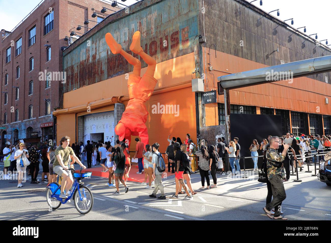 Les visiteurs attendent en file d'attente pour se rendre à l'exposition Louis Vuitton et Nike Air Force 1 de Virgile Abloh à l'entrepôt du terminal de Greenpoint à Greenpoint. Brooklyn.New York City.USA Banque D'Images