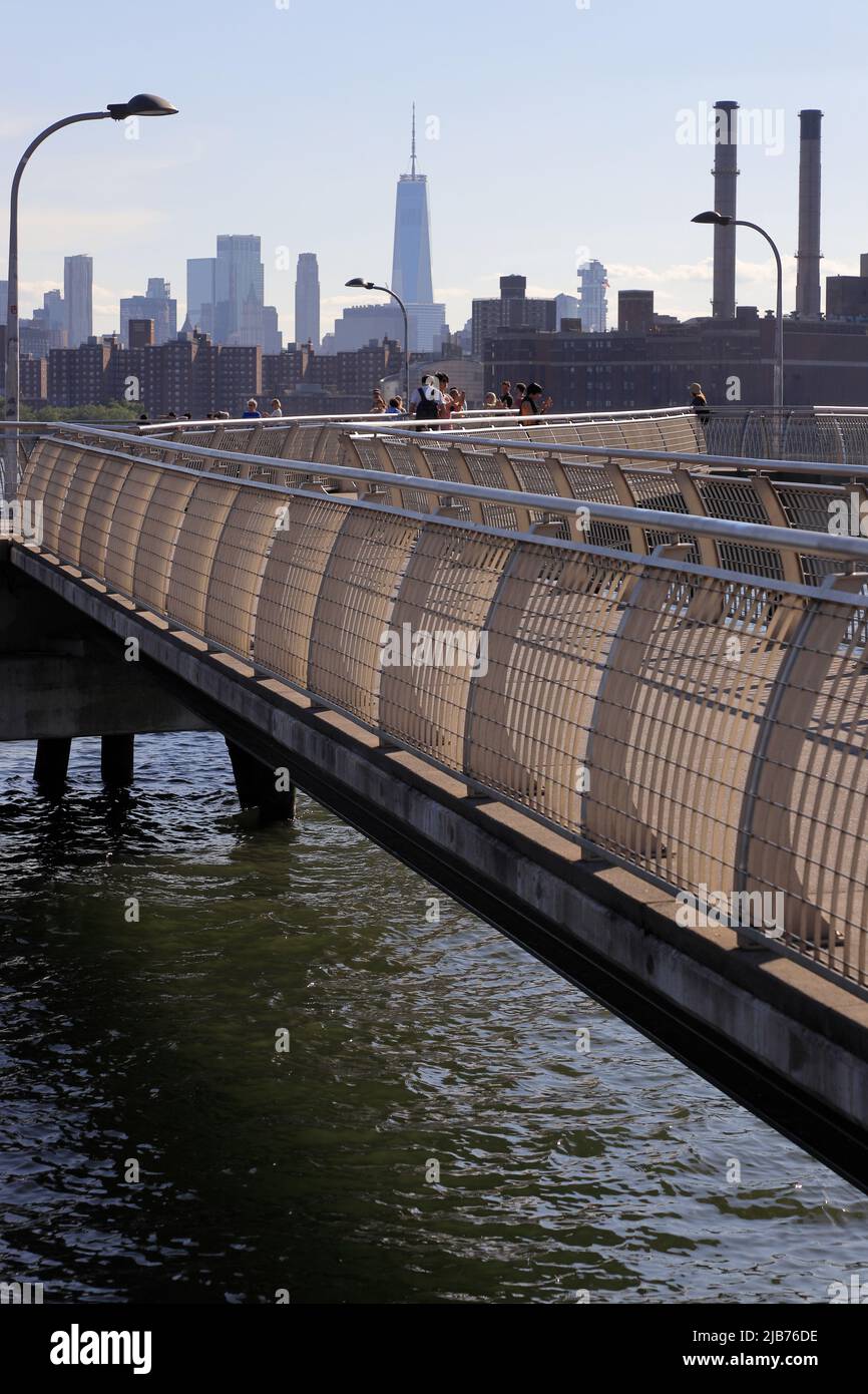 Le pont piétonnier de WNYC Transmitter Park avec East River et Manhattan Skyline en arrière-plan.Greenpoint.Brooklyn.New York City.USA Banque D'Images