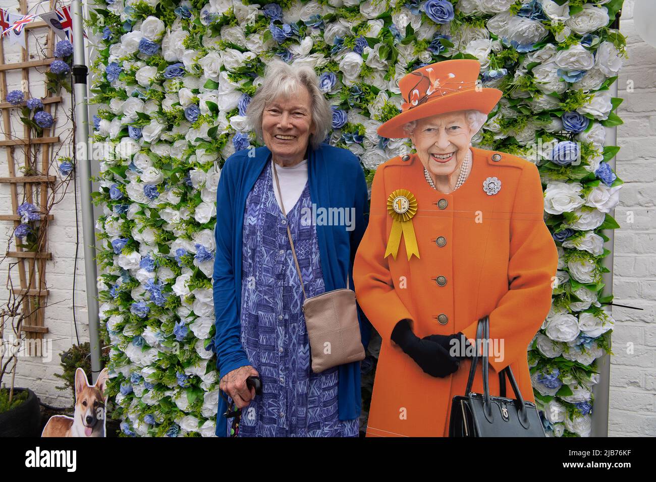 Windsor, Berkshire, Royaume-Uni. 3rd juin 2022. Gina Robertson s'arrête pour une photo avec la Reine. Les résidents de Bexley Street à Windsor se sont amusés aujourd'hui à leur fête de rue pour célébrer le Jubilé de platine. Crédit : Maureen McLean/Alay Live News Banque D'Images