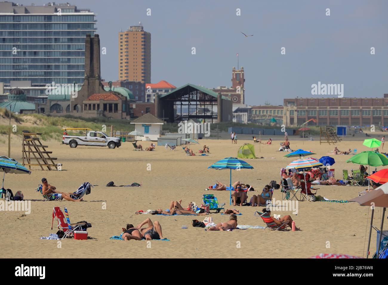 Ocean Grove Beach avec des amateurs de plage en début de week-end d'été.Ocean Grove.New Jersey.USA Banque D'Images