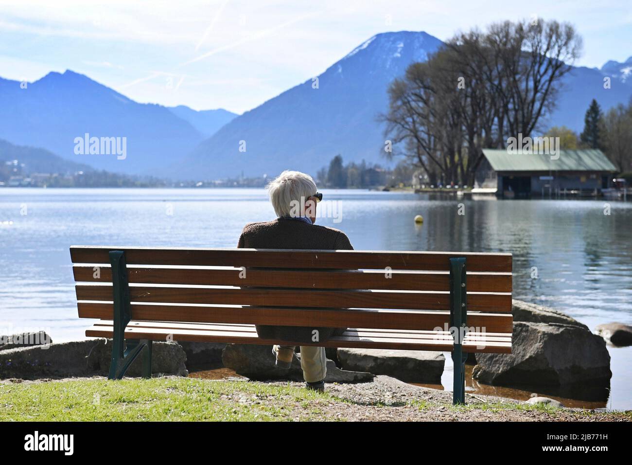 Pâques 2022 à Tegernsee. Vue de Bad Wiessee sur le Tegernsee à Wallberg sur 18 avril 2022, printemps, soleil, paysage, Montagnes, Alpes, montagnes. Lac, rivage. Retraités, retraite, retraite, banque, personne, augmentation de la pension. vieil homme. Â Banque D'Images