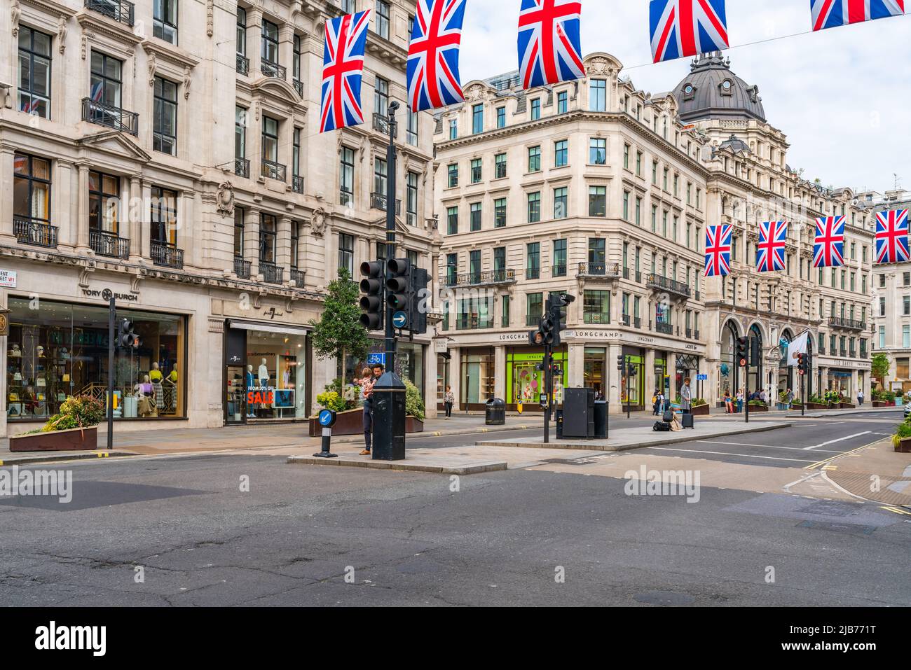 LONDRES, Royaume-Uni - 03 JUIN 2022 : les drapeaux des rangées de l'Union sont suspendus au-dessus de Regent Street pour marquer les célébrations du Jubilé de platine de la Reine. Banque D'Images