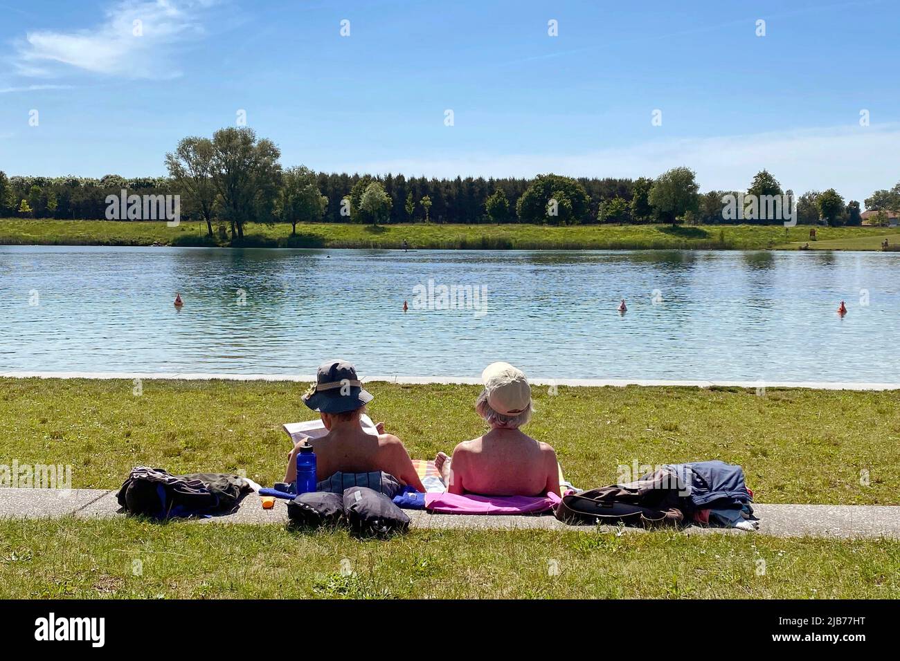 Jusqu'à 6,1 pour cent: Le Bundestag décide d'une augmentation substantielle des pensions. Couple de personnes âgées bénéficiant du temps chaud à Buga See, Riemer See, le 06/03/2022. Lac de baignade, vieillesse, loisirs, été, soleil, météo, beau temps, chaise longue, temps de baignade, nature, détente, relaxation, détente Banque D'Images