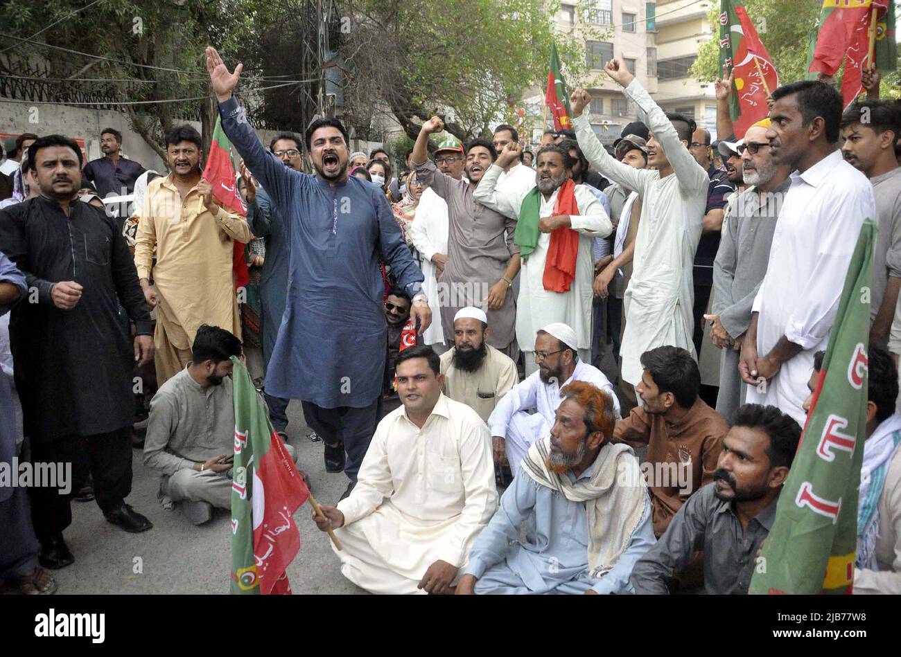 Des militants de Tehreek-e-Insaf (PTI) tiennent une manifestation contre la hausse des prix des produits pétroliers et autres produits essentiels, vendredi, au club de presse d'Hyderabad, 03 juin 2022. Banque D'Images