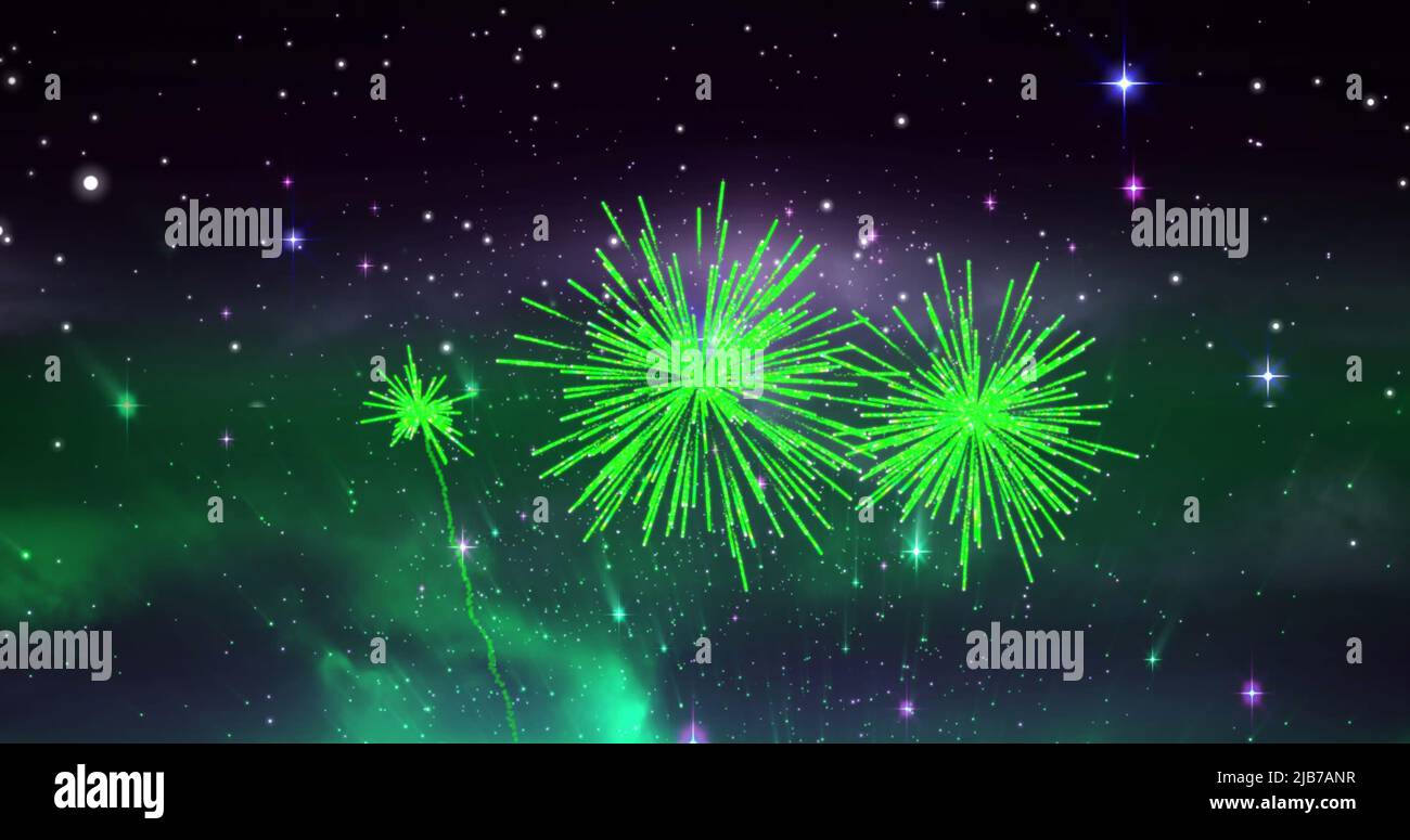 Image de Noël vert et feux d'artifice du nouvel an explosant dans le ciel étoilé cosmos Banque D'Images