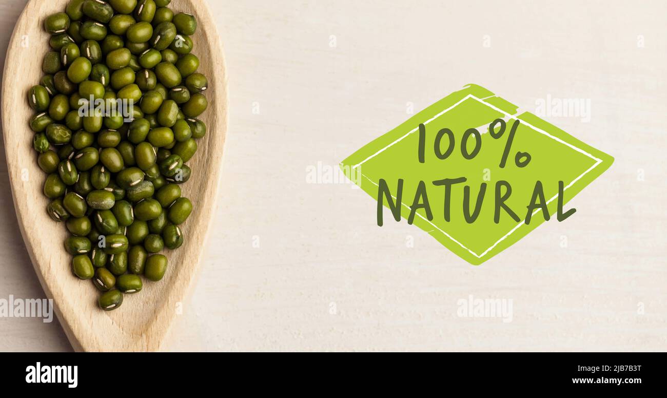 Image de 100 pour cent de texte naturel en vert sur des pousses de vert organique frais dans un bol en bois Banque D'Images