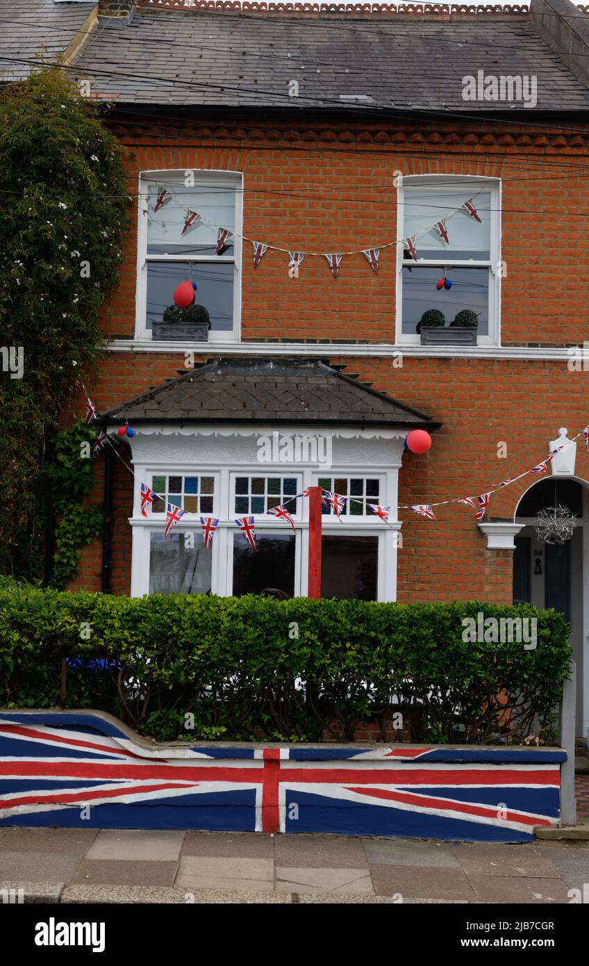 Maison décorée d'un drapeau britannique de l'Union Jack pour les célébrations du Jubilé de 70th pour la reine Elizabeth II Banque D'Images