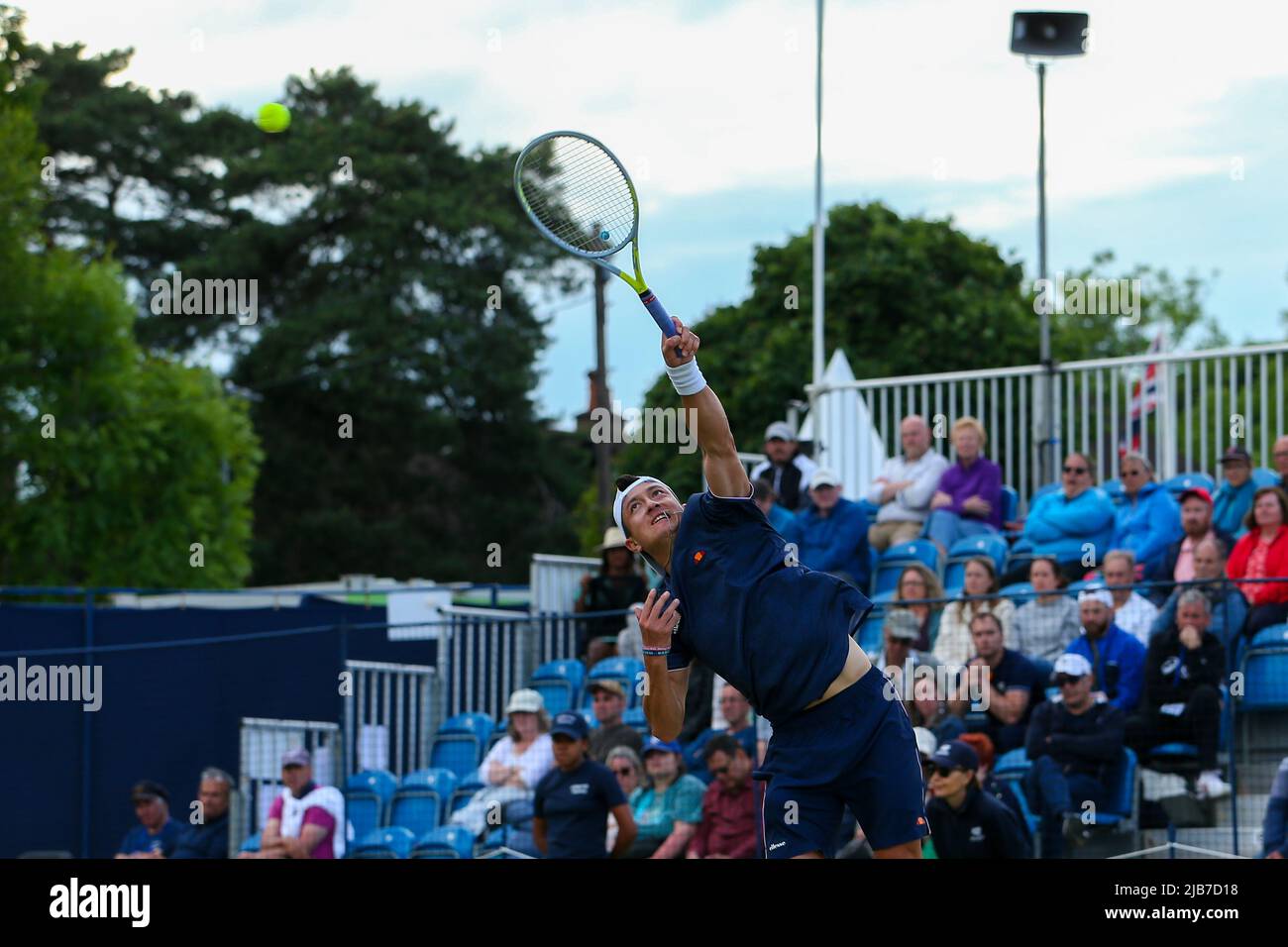 3rd juin 2022 ; Surbiton raquette & amp ; Fitness Club, Surbiton, Londres, Angleterre: Trophée Surbiton Tournoi de tennis: Ryan Peniston (GBR) sert à Otto Virtanen (fin) Banque D'Images