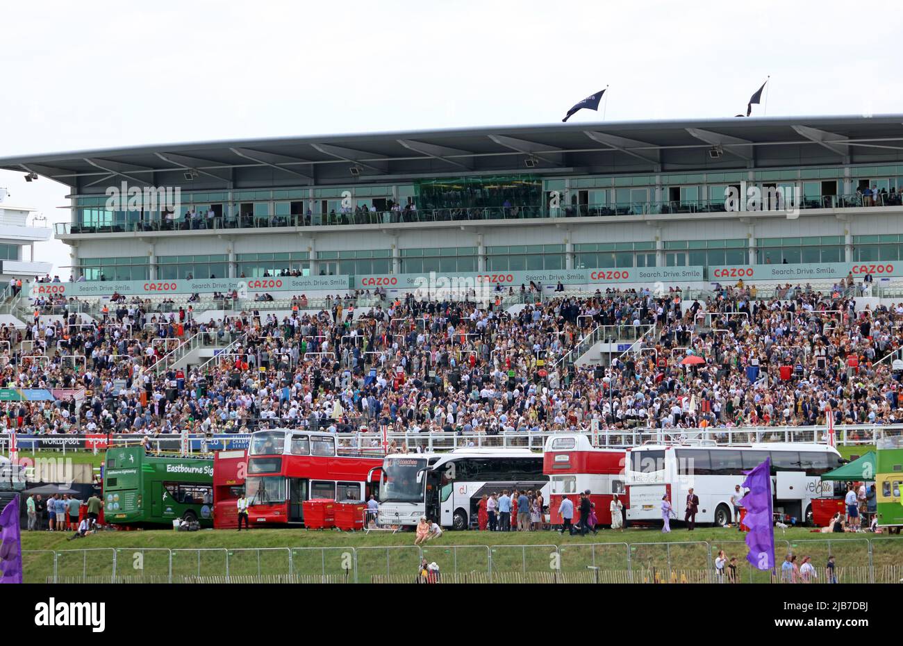 Epsom Downs, Surrey, Angleterre, Royaume-Uni. 3rd juin 2022. Une foule énorme appréciant le festival de course d'Epsom Downs à Surrey, dans le cadre des célébrations du week-end du Jubilé de platine pour le règne de 70 ans du monarque britannique Queen Elizabeth II Crédit : Julia Gavin/Alamy Live News Banque D'Images Epsom Downs, Surrey, Angleterre, Royaume-Uni. 3rd juin 2022. Une foule énorme appréciant le festival de course d'Epsom Downs à Surrey, dans le cadre des célébrations du week-end du Jubilé de platine pour le règne de 70 ans du monarque britannique Queen Elizabeth II Crédit : Julia Gavin/Alamy Live News Banque D'Images