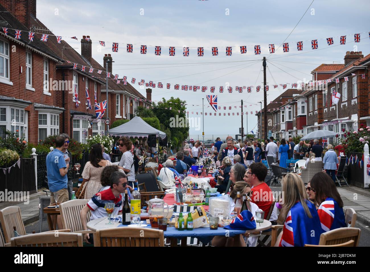 Fête de rue à Portsmouth pour célébrer le Jubilé de platine de la reine Elizabeth 2nd. Les résidents ont organisé des décorations, de la nourriture, des boissons et un groupe de musiciens. Banque D'Images