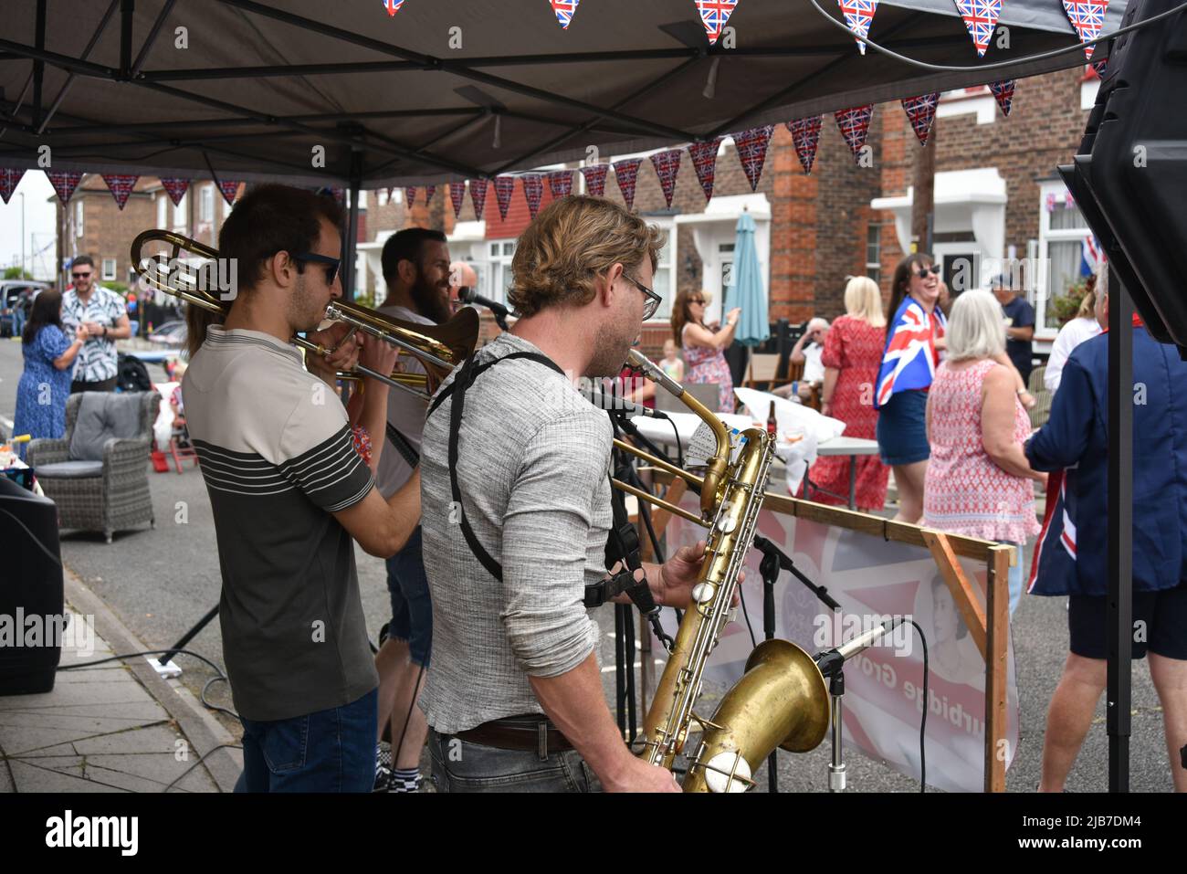 Animation musicale et danse dans une fête de rue de Portsmouth pour le Queens Platinum Jubilee. Banque D'Images