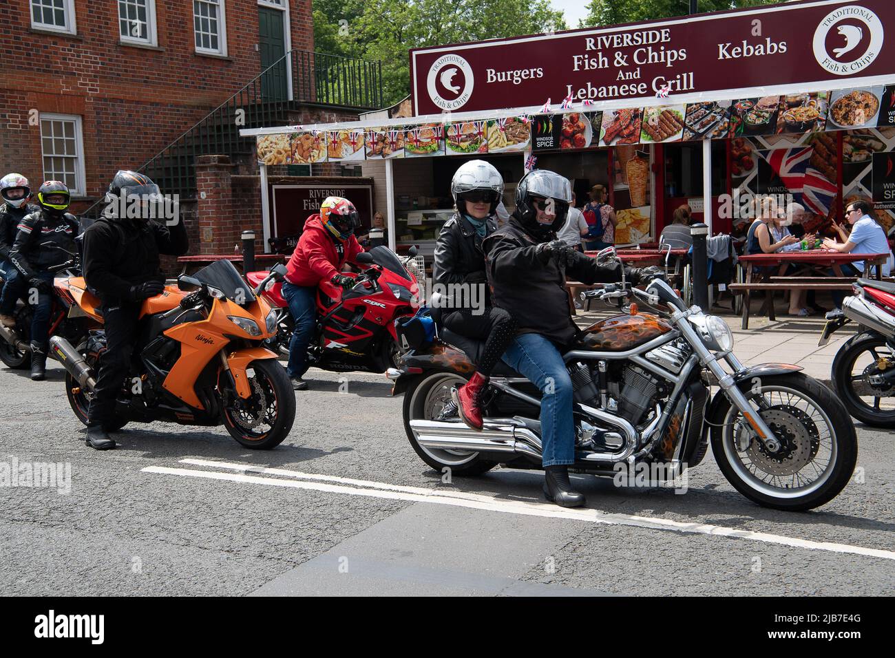 Windsor, Berkshire, Royaume-Uni. 3rd juin 2022. Plus de 100 cavaliers du BHBB Hampshire Biker Bastards étaient à Windsor aujourd'hui pour célébrer le Jubilé de platine de sa Majesté la Reine. Le rugissement de leurs moteurs a fait beaucoup de bruit avec les visiteurs et les habitants. Crédit : Maureen McLean/Alay Live News Banque D'Images