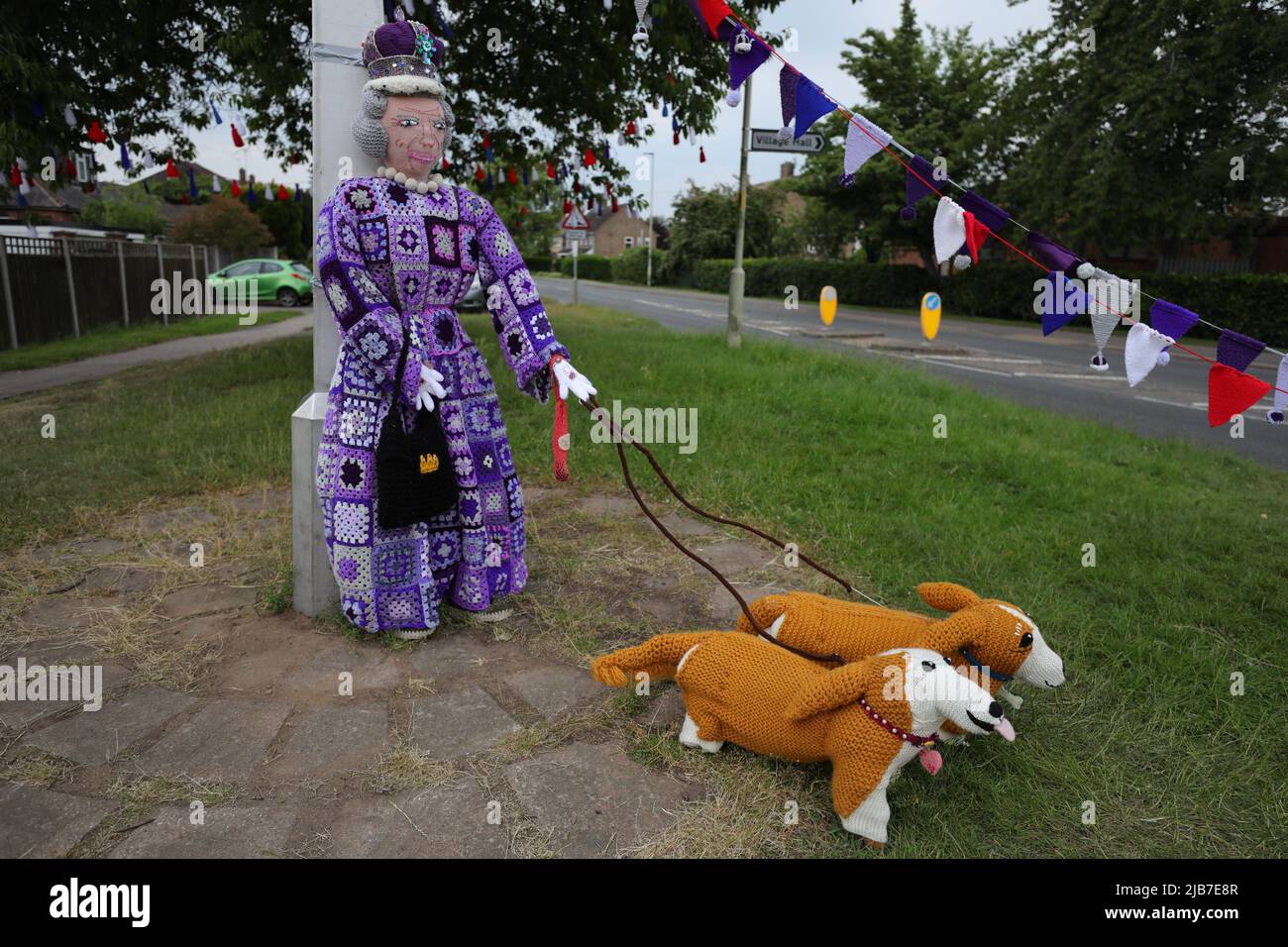 ROYAUME-UNI. 03rd juin 2022. COSBY, LEICESTERSHIRE, ANGLETERRE. JUIN 3RD 2022. Une version crochetée de la reine Elizabeth II et du corgis royal est vue à côté du panneau d'entrée du village pendant les célébrations du Jubilé de platine de la reine Elizabeth II à Cosby, Leicester. Credit: james holyOak/Alay Live News Banque D'Images