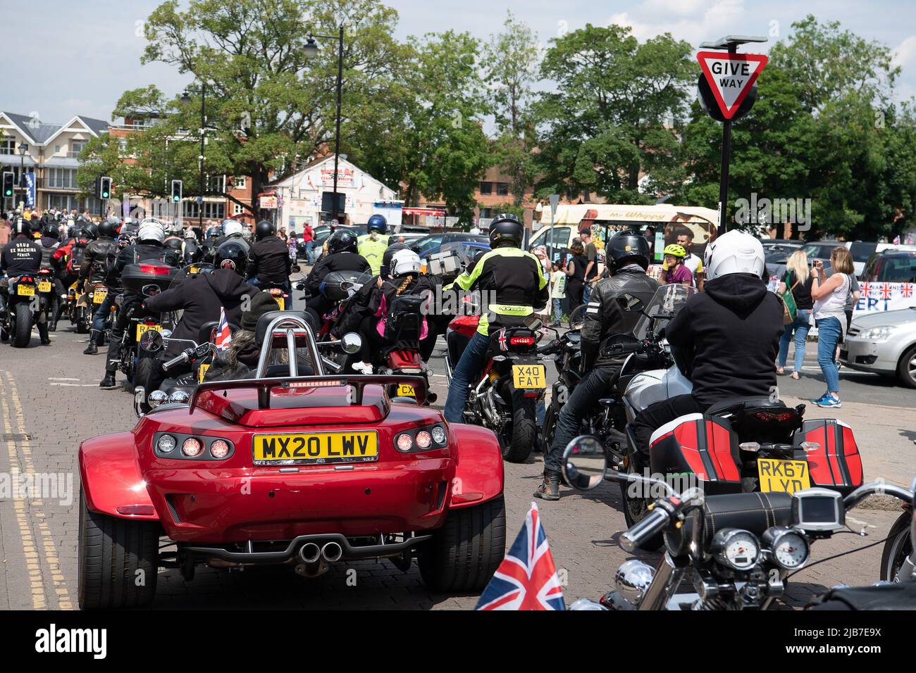 Windsor, Berkshire, Royaume-Uni. 3rd juin 2022. Plus de 100 cavaliers du BHBB Hampshire Biker Bastards étaient à Windsor aujourd'hui pour célébrer le Jubilé de platine de sa Majesté la Reine. Le rugissement de leurs moteurs a fait beaucoup de bruit avec les visiteurs et les habitants. Crédit : Maureen McLean/Alay Live News Banque D'Images