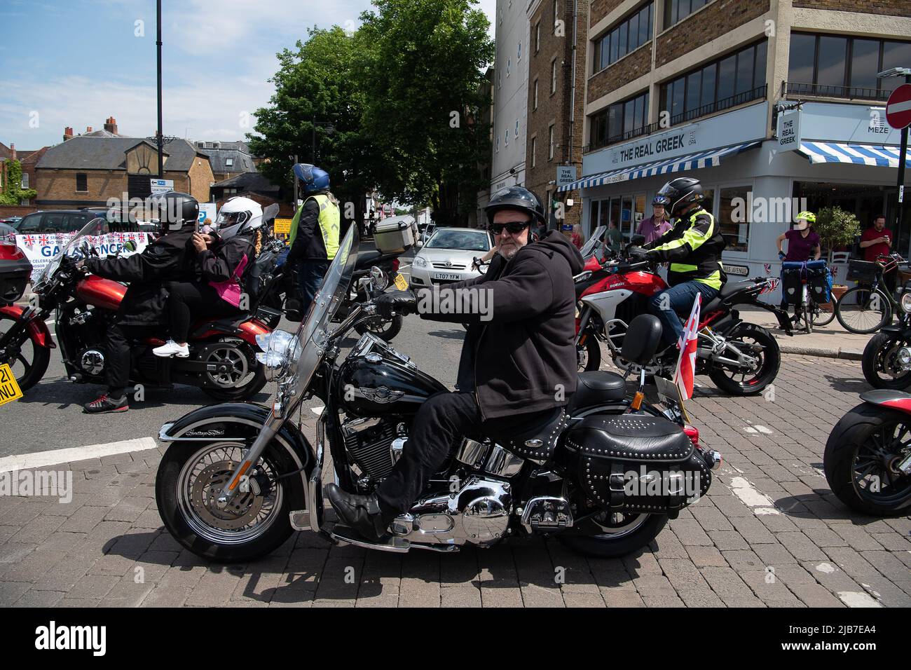 Windsor, Berkshire, Royaume-Uni. 3rd juin 2022. Plus de 100 cavaliers du BHBB Hampshire Biker Bastards étaient à Windsor aujourd'hui pour célébrer le Jubilé de platine de sa Majesté la Reine. Le rugissement de leurs moteurs a fait beaucoup de bruit avec les visiteurs et les habitants. Crédit : Maureen McLean/Alay Live News Banque D'Images