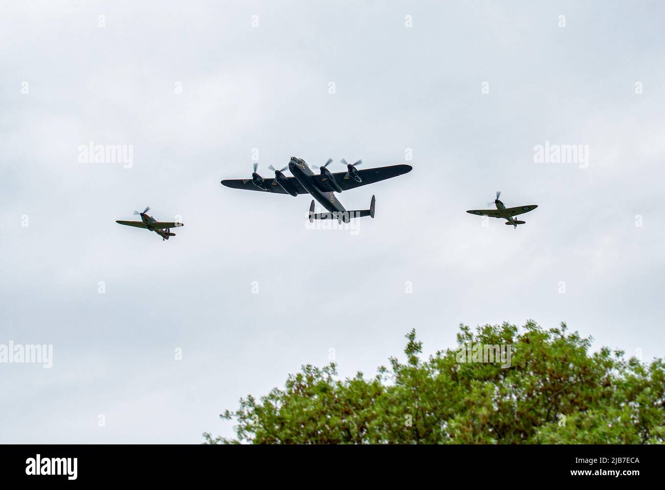 Un Lancaster, un ouragan et un bombardier Spitfire survolent Warmley, Bristol dans le cadre du Queens Jubilee Flypast ay 2,30pm le 3rd juin 2022 Banque D'Images