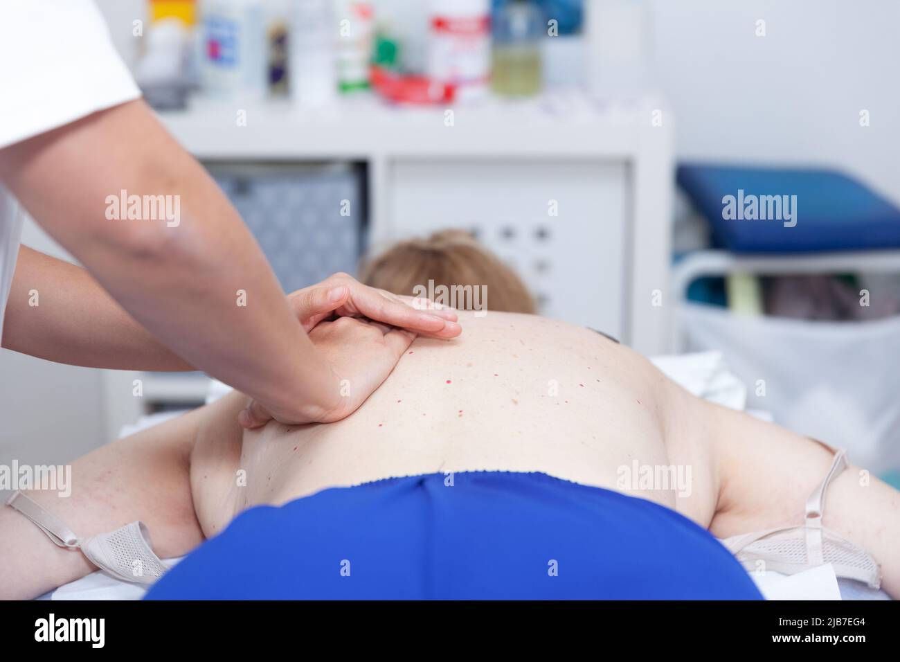 physiothérapeute faisant un traitement à un patient Banque D'Images