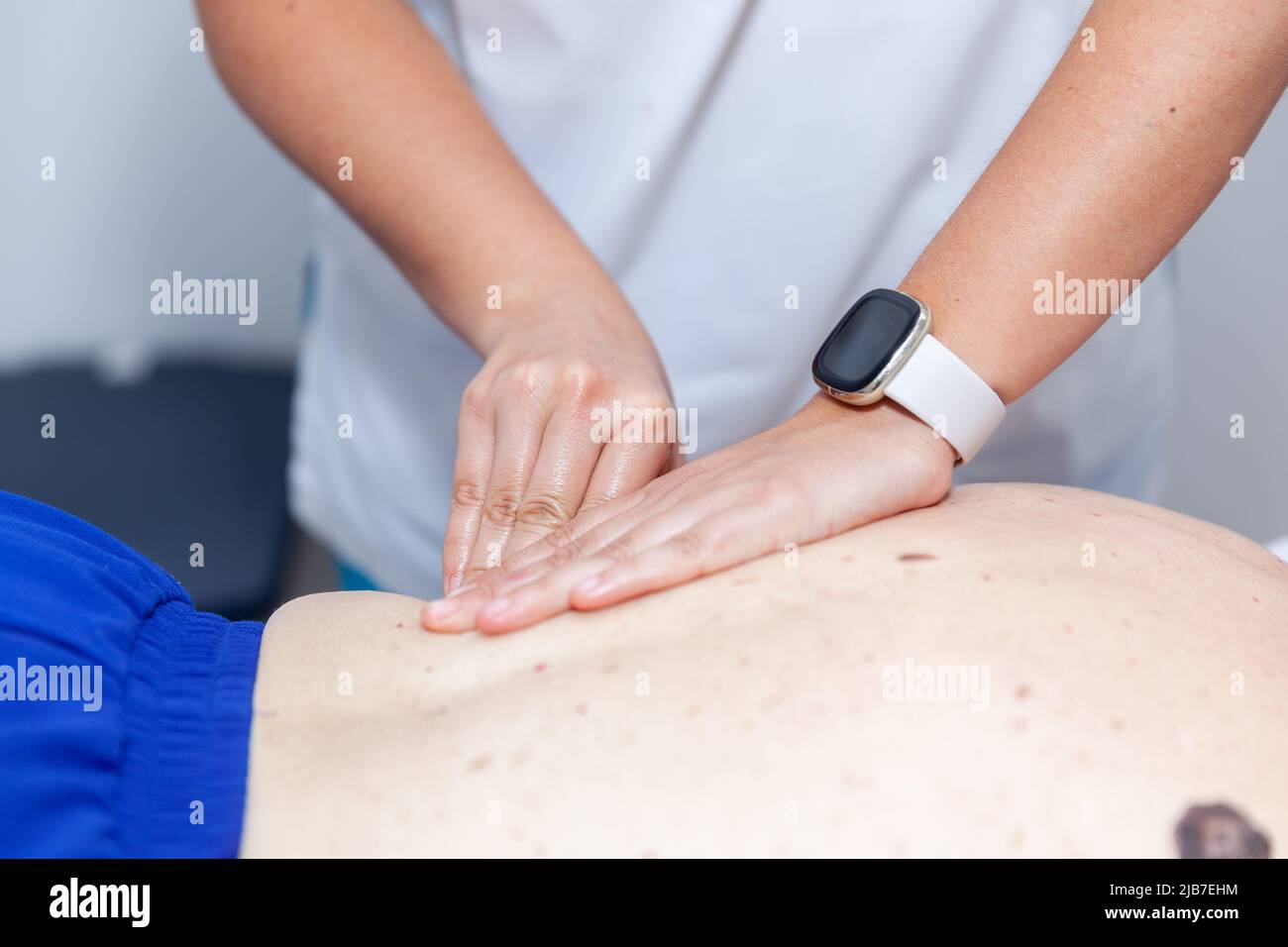 physiothérapeute faisant un traitement à un patient Banque D'Images