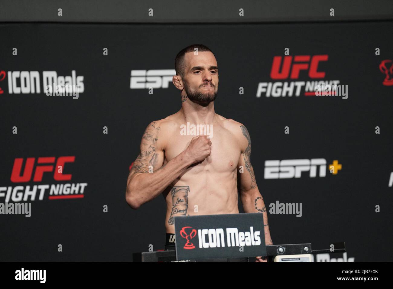 Las Vegas, États-Unis. 03rd juin 2022. LAS VEGAS, NV - 3 mai: Lucas Almeida se met sur la balance pour les pesées officielles à l'UFC Apex pour la nuit de combat de l'UFC - Volkov vs Rozenstruik - peser-in sur 3 juin 2022 à LAS VEGAS, États-Unis. (Photo de Louis Grasse/PxImages) crédit: PX Images/Alamy Live News Banque D'Images