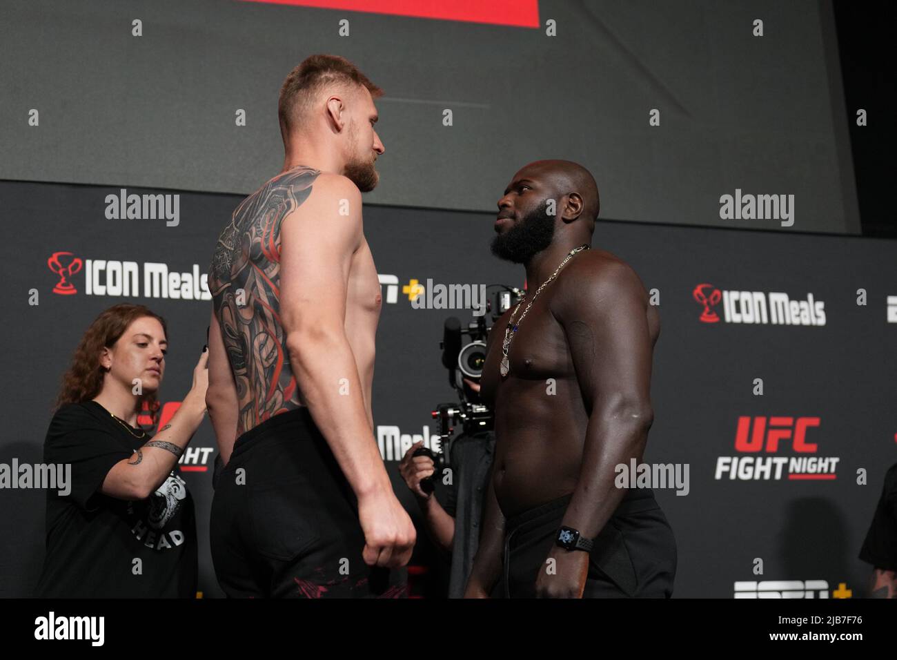 Las Vegas, États-Unis. 03rd juin 2022. LAS VEGAS, NV - 3 mai: Alexandre Volkov (L) et Jairzinho Rozenstruik (R) face-off après les pesées officielles à l'UFC Apex pour la nuit de combat de l'UFC - Volkov vs Rozenstruik - peser-in sur 3 juin 2022 à LAS VEGAS, États-Unis. (Photo de Louis Grasse/PxImages) crédit: PX Images/Alamy Live News Banque D'Images