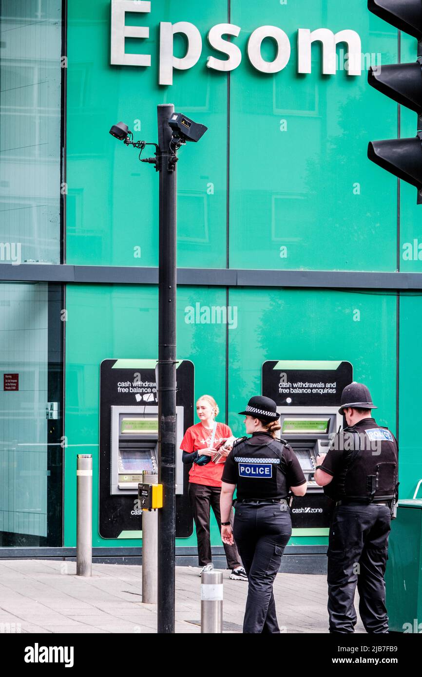 Epson Surrey, Londres, Royaume-Uni, 03 juin 2022, deux policiers se trouvant à l'extérieur de la gare ferroviaire d'Epsom Banque D'Images