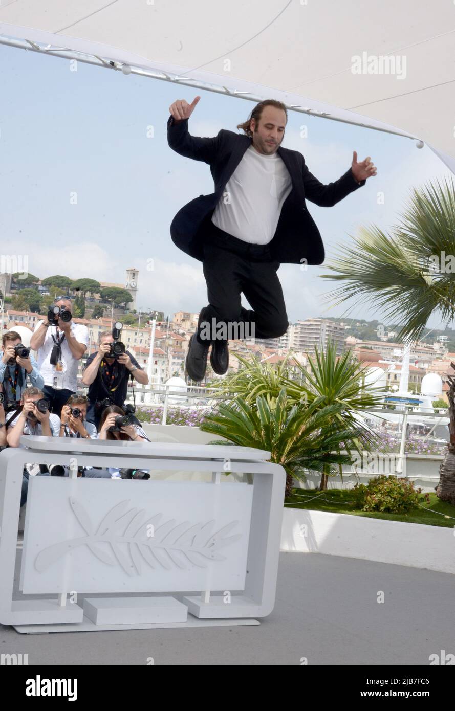 22 mai 2022, CANNES, France: CANNES, FRANCE - MAI 22: Vincent Macaigne assiste au photocall de ''chronique d'une liaison passagère (Journal d'Une liaison éphémère)'' lors du festival annuel de Cannes 75th au Palais des Festivals sur 22 mai 2022 à Cannes, France. (Credit image: © Frederick Injimbert/ZUMA Press Wire) Banque D'Images