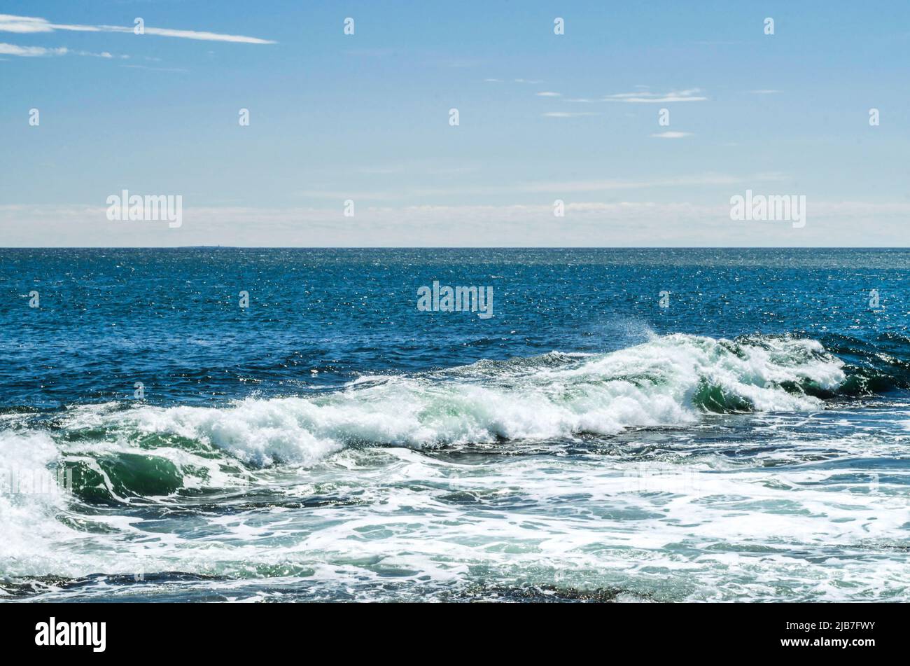 Des vagues qui se brisent au phare de Cape Neddick Nubble, York, Maine, États-Unis Banque D'Images