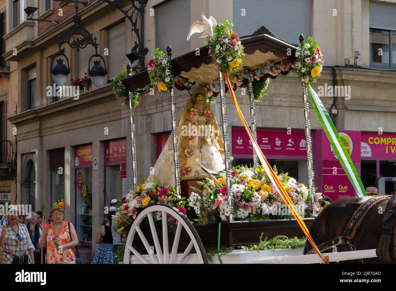 Tarragone, Espagne, 3 juin 2022, pèlerinage de la Virgen del Rocio le long des rues de Tarragone en direction du Sanctuaire de Loreto, par l'Association andalouse de Cultura de Tarragone Banque D'Images