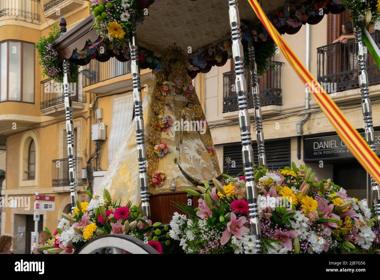 Tarragone, Espagne, 3 juin 2022, pèlerinage de la Virgen del Rocio le long des rues de Tarragone en direction du Sanctuaire de Loreto, par l'Association andalouse de Cultura de Tarragone Banque D'Images