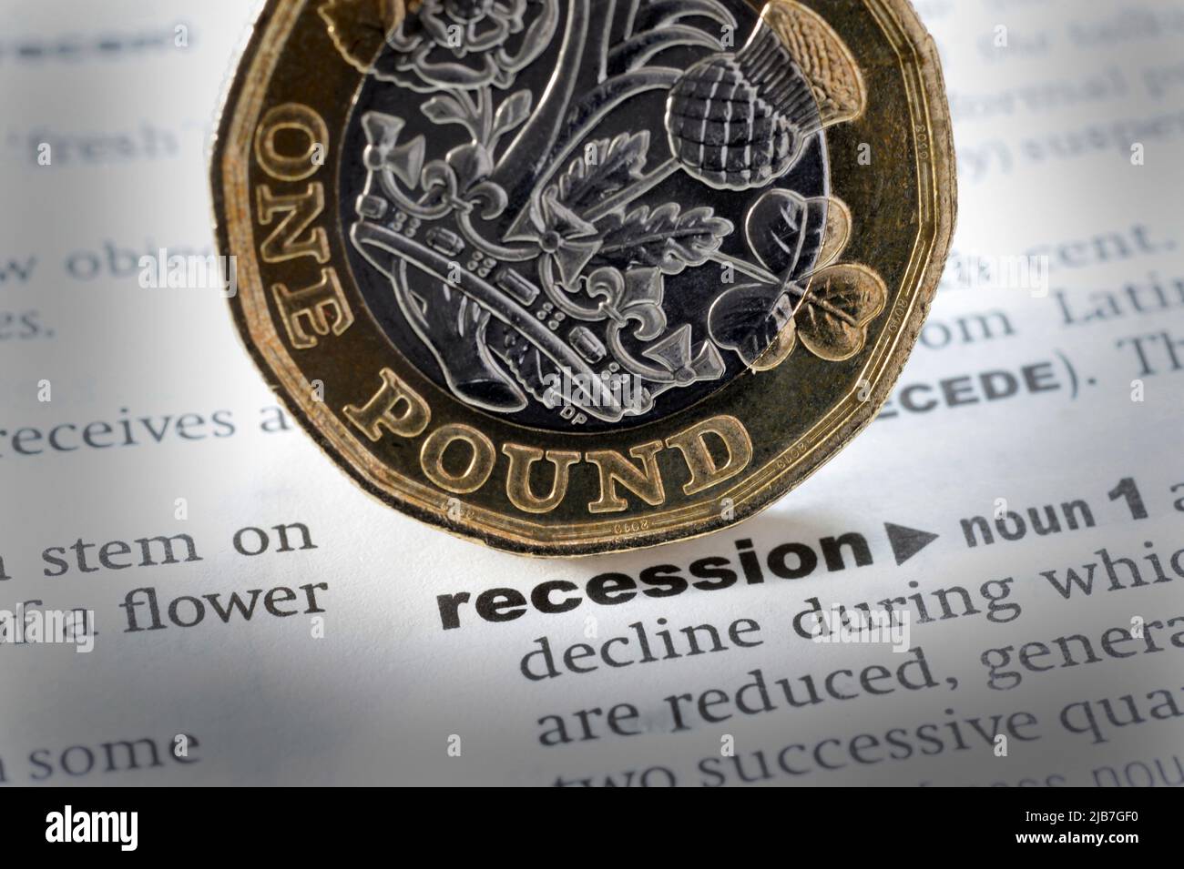 DICTIONNAIRE DÉFINITION DU MOT RÉCESSION AVEC UNE LIVRE DE PIÈCE DE MONNAIE RE LE COÛT DE LA VIE CRISE DES EMPLOIS CRISE DES REVENUS INFLATION ETC ROYAUME-UNI Banque D'Images
